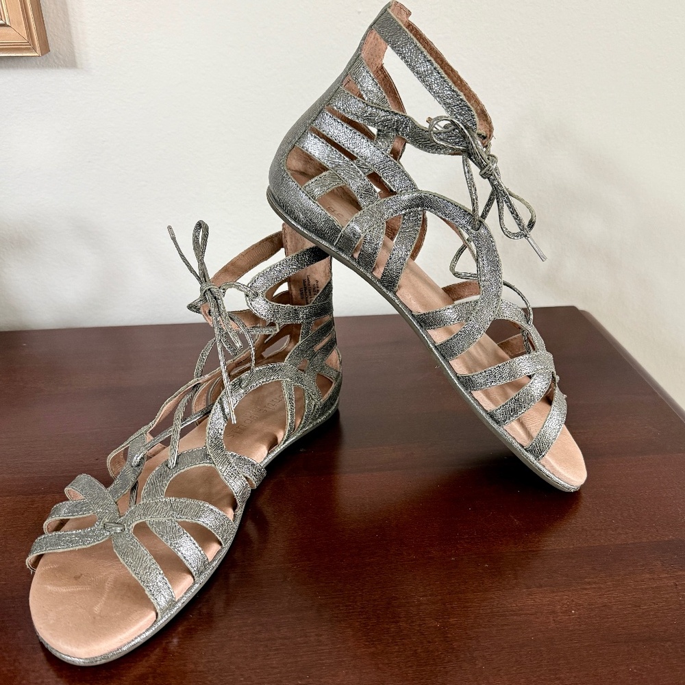 Kenneth Cole Gentle Souls Pewter Metalic Gladiator Sandals. Size 8.5M